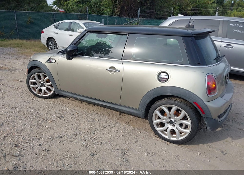 2007 MINI COOPER S VIN: WMWMF73537TL92817