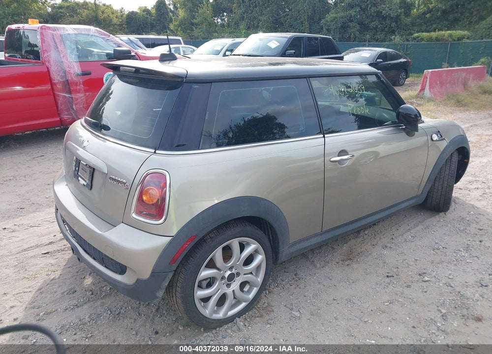 2007 MINI COOPER S VIN: WMWMF73537TL92817