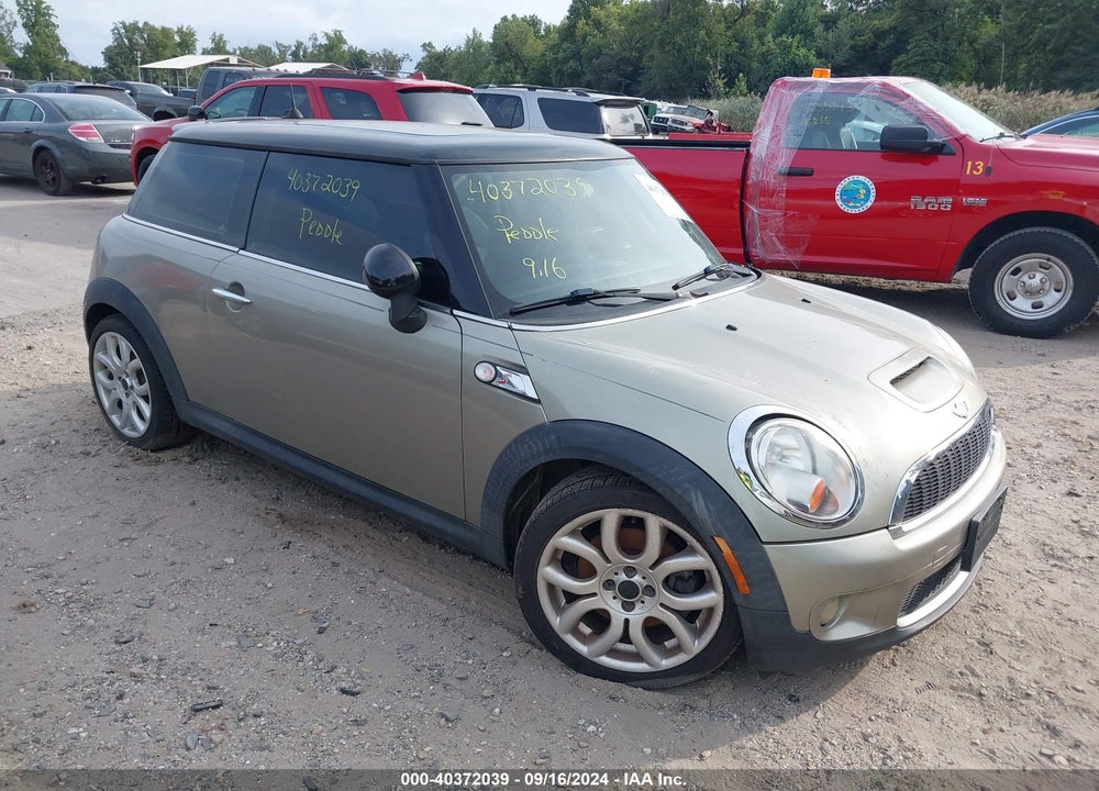 2007 MINI COOPER S VIN: WMWMF73537TL92817