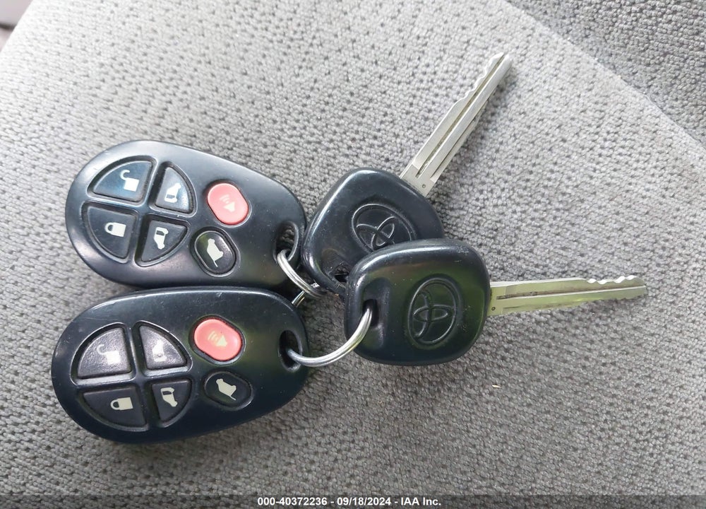 2004 TOYOTA SIENNA XLE VIN: 5TDZA22C74S102390