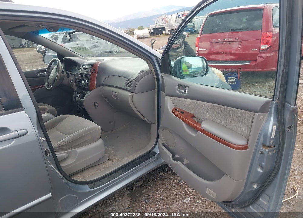 2004 TOYOTA SIENNA XLE VIN: 5TDZA22C74S102390