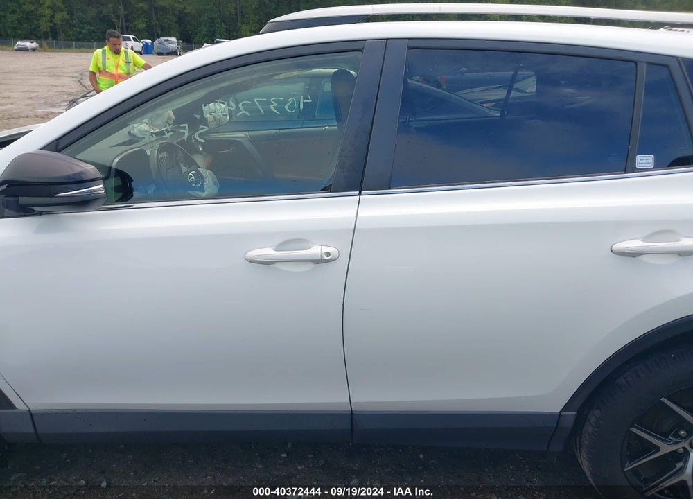 2018 TOYOTA RAV4 SE VIN: JTMNFREV7JJ193014