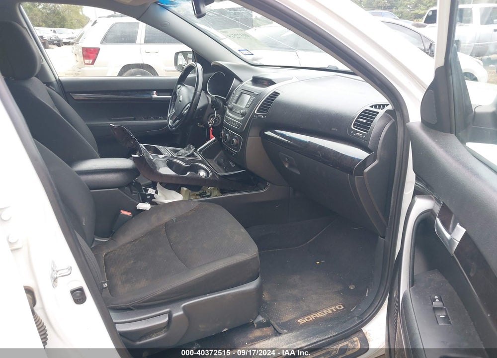 2014 KIA SORENTO LX VIN: 5XYKT3A60EG439172