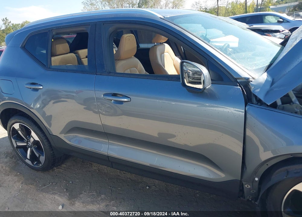2019 VOLVO XC40 T5 MOMENTUM VIN: YV4162UK3K2107591