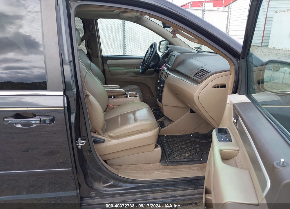 2011 VOLKSWAGEN ROUTAN SEL VIN: 2V4RW5DG7BR669942