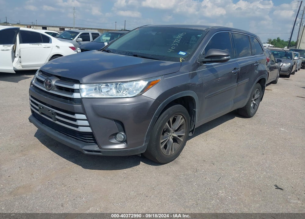 2018 TOYOTA HIGHLANDER LE PLUS VIN: 5TDZZRFH1JS247220