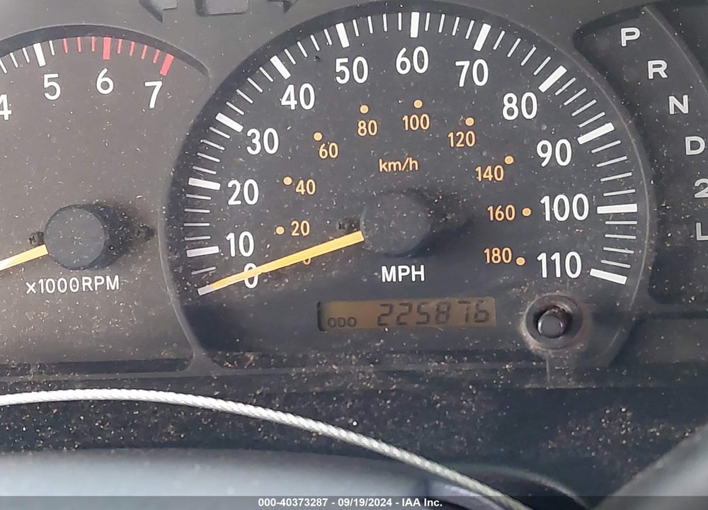 2000 TOYOTA TUNDRA SR5 V8 VIN: 5TBRT3415YS007482