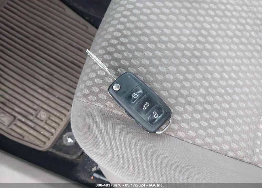 2011 VOLKSWAGEN TIGUAN S VIN: WVGBV7AX1BW528835