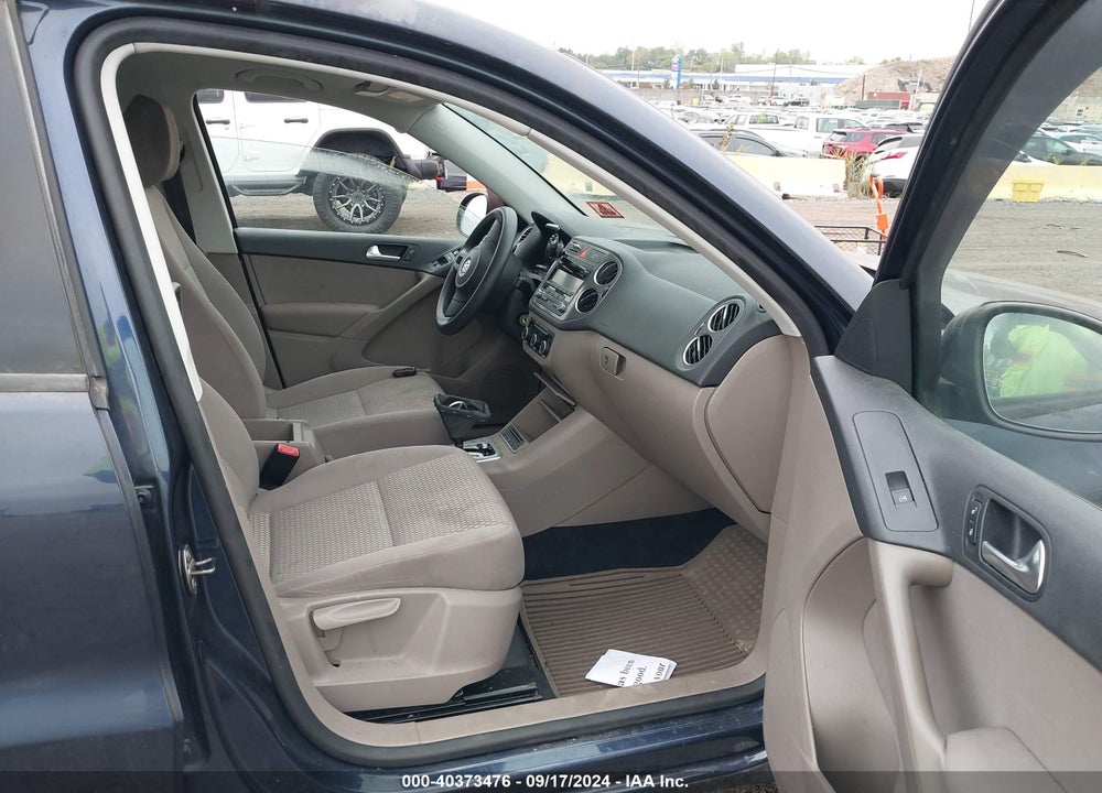 2011 VOLKSWAGEN TIGUAN S VIN: WVGBV7AX1BW528835