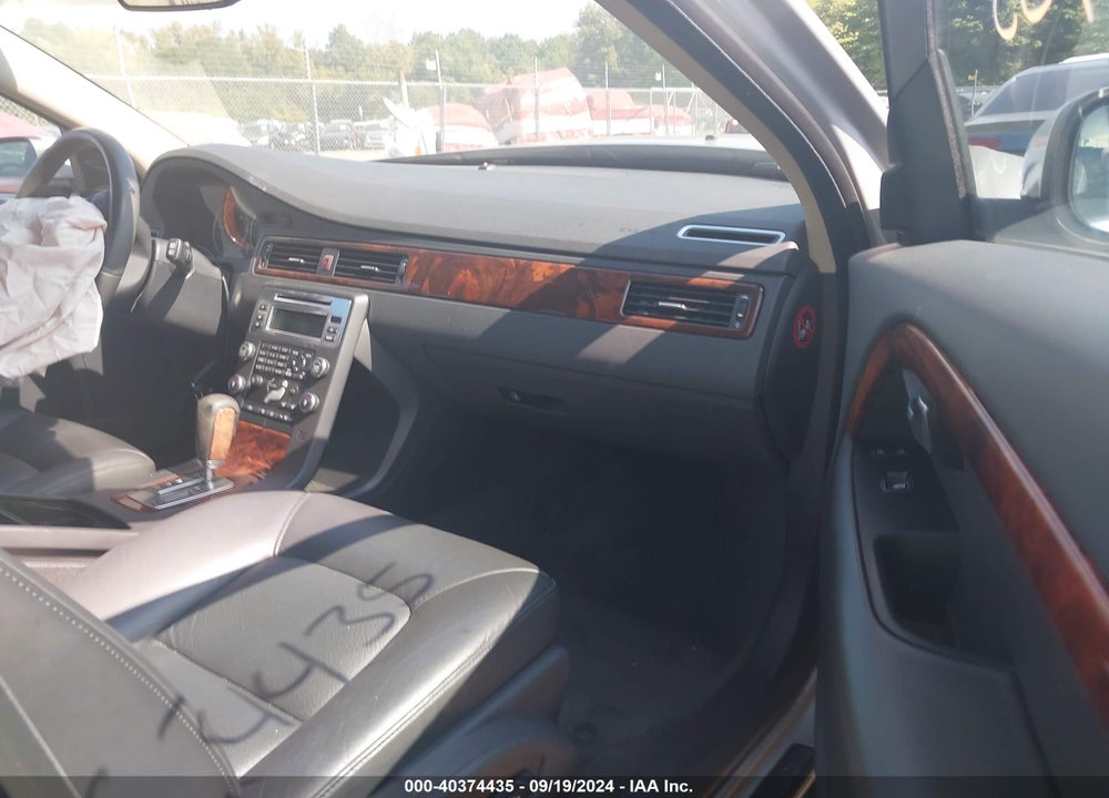2009 VOLVO V70 3.2 VIN: YV1BW982691101529