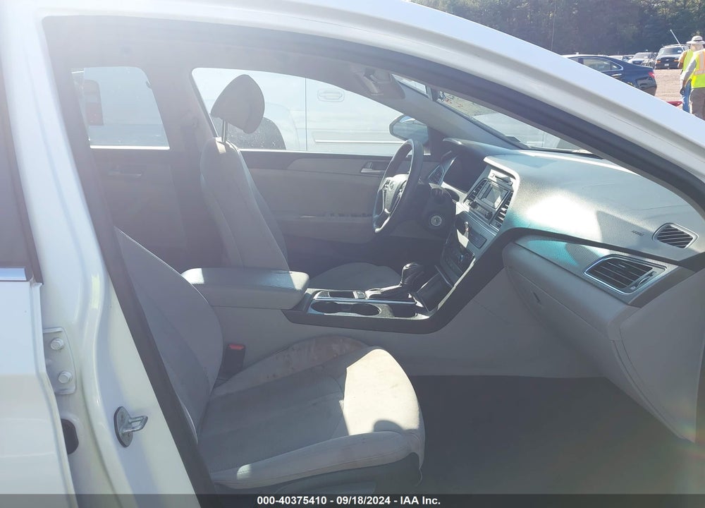 2015 HYUNDAI SONATA SE VIN: 5NPE24AF5FH105588