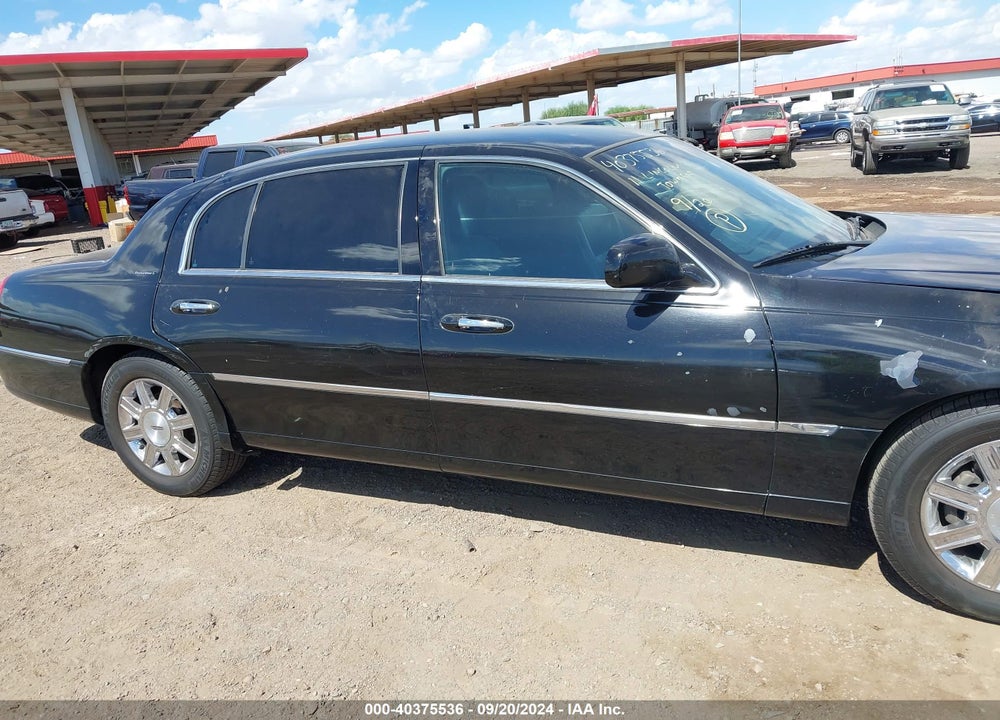 2011 LINCOLN TOWN CAR EXECUTIVE L VIN: 2LNBL8EV6BX763207
