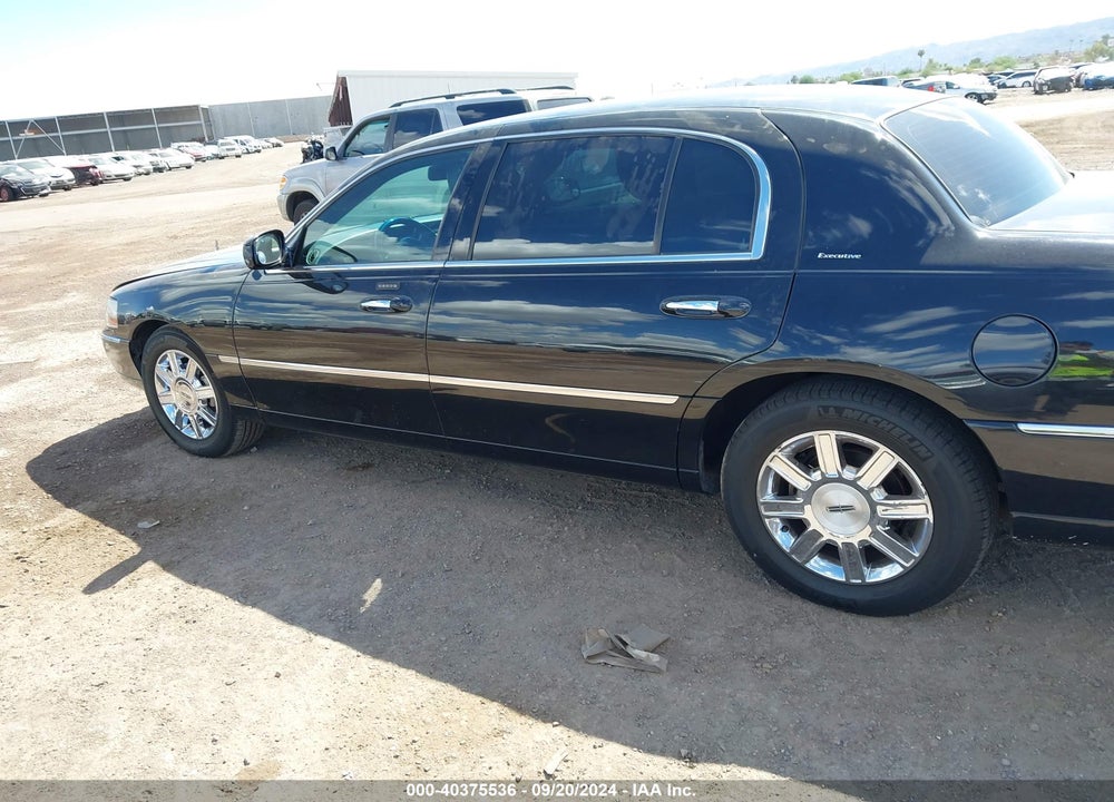 2011 LINCOLN TOWN CAR EXECUTIVE L VIN: 2LNBL8EV6BX763207