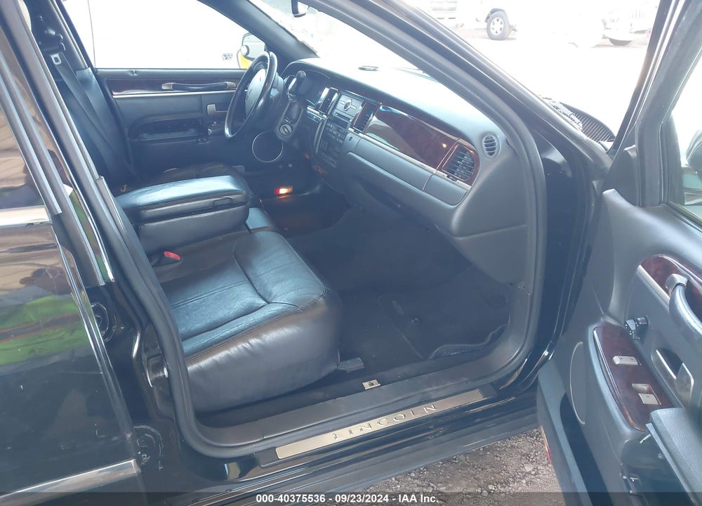 2011 LINCOLN TOWN CAR EXECUTIVE L VIN: 2LNBL8EV6BX763207