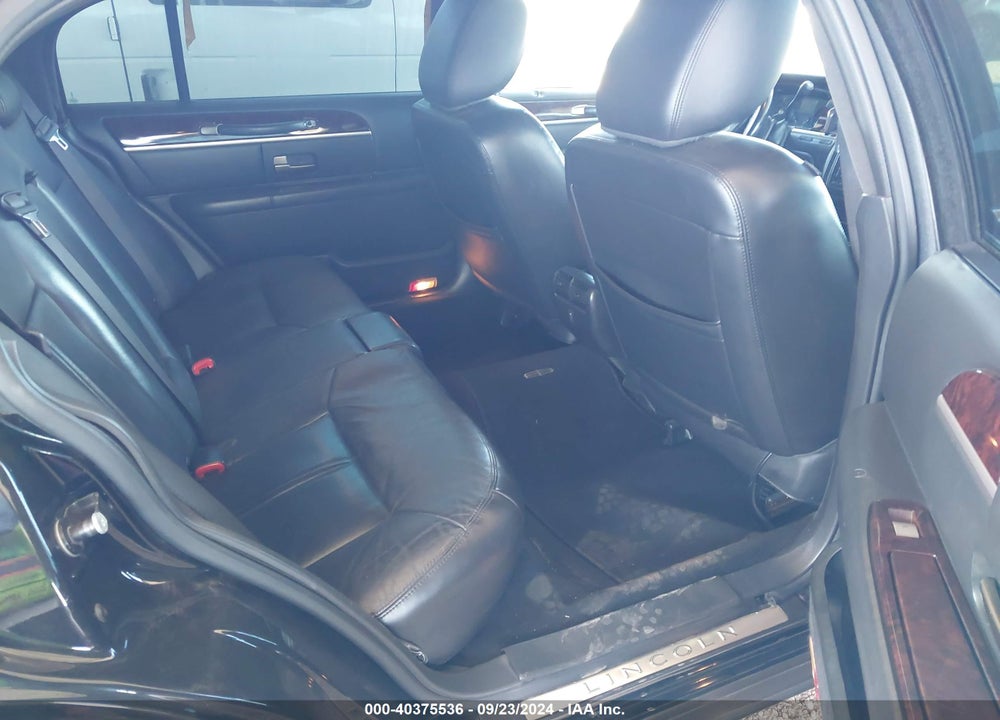 2011 LINCOLN TOWN CAR EXECUTIVE L VIN: 2LNBL8EV6BX763207