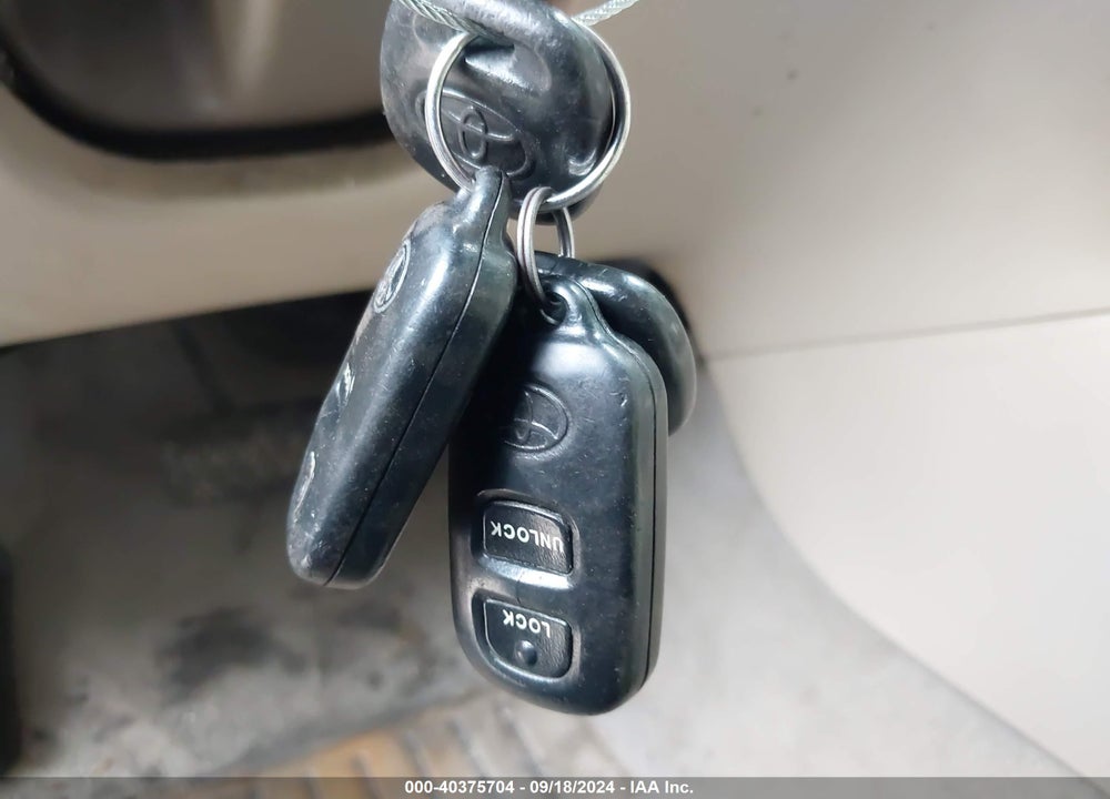 2005 TOYOTA COROLLA LE VIN: 2T1BR32E35C461330