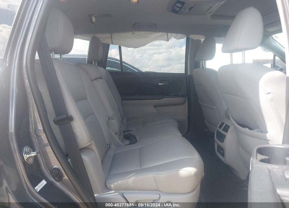 2016 HONDA PILOT TOURING VIN: 5FNYF6H91GB123714