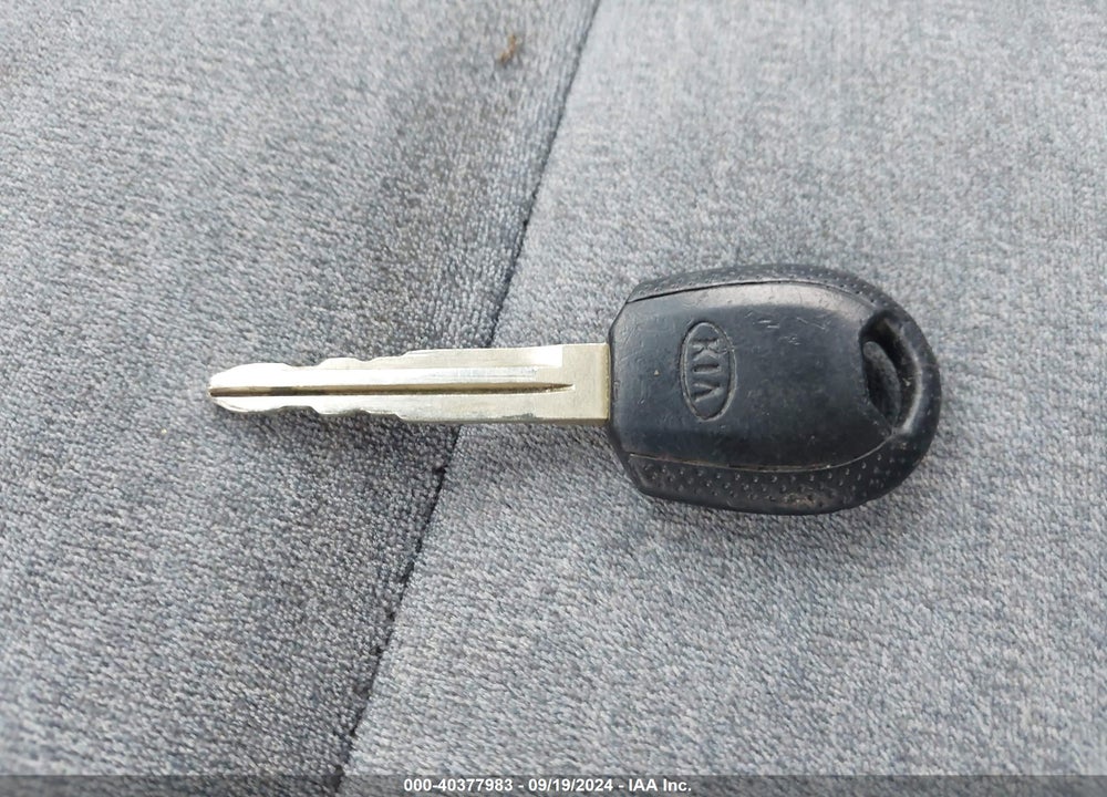2004 KIA OPTIMA EX/LX VIN: KNAGD126145271021