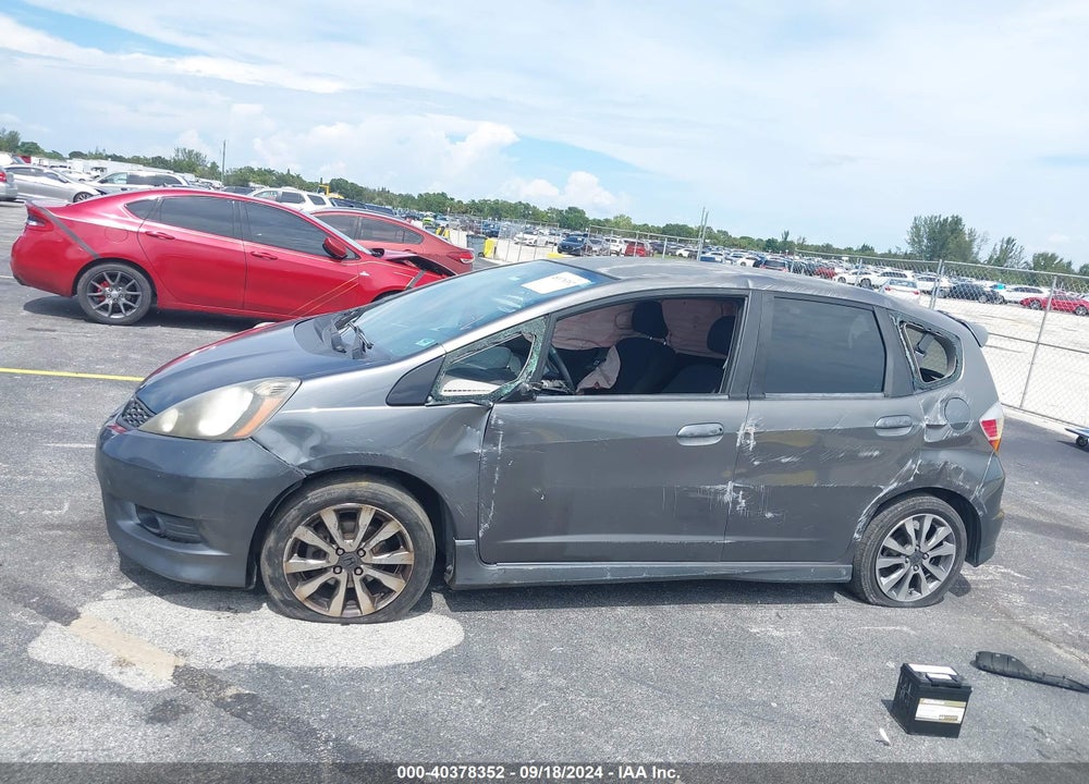 2013 HONDA FIT SPORT VIN: JHMGE8H53DC039473