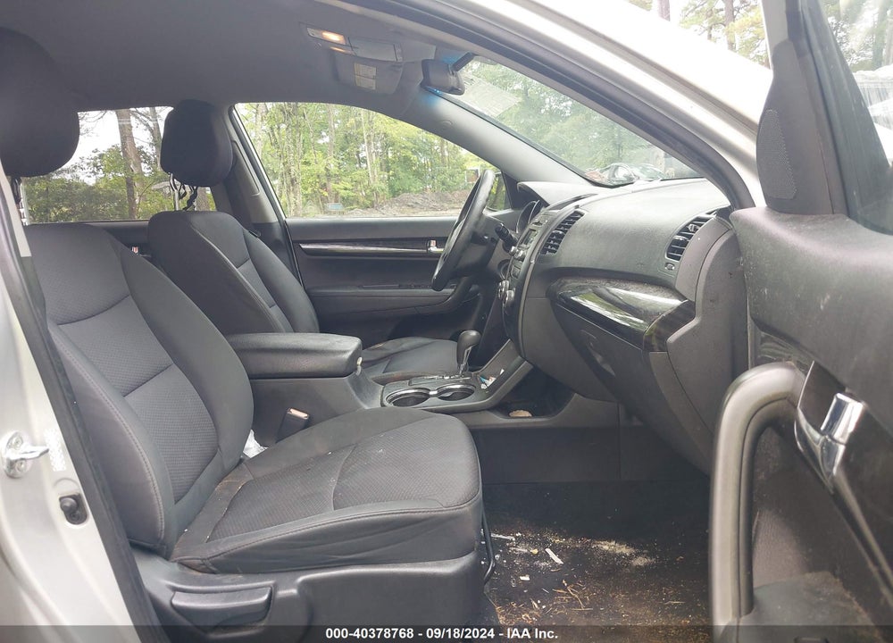 2011 KIA SORENTO LX VIN: 5XYKT3A19BG077018