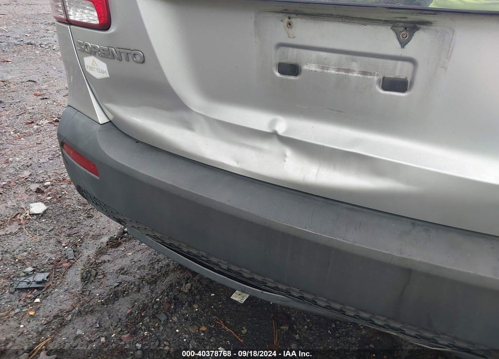 2011 KIA SORENTO LX VIN: 5XYKT3A19BG077018