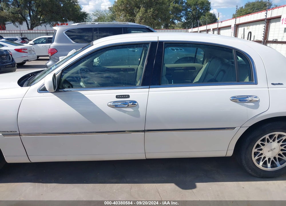 2001 LINCOLN TOWN CAR SIGNATURE VIN: 1LNHM82W31Y695421