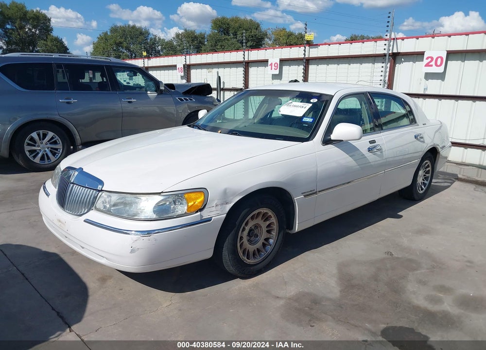 2001 LINCOLN TOWN CAR SIGNATURE VIN: 1LNHM82W31Y695421