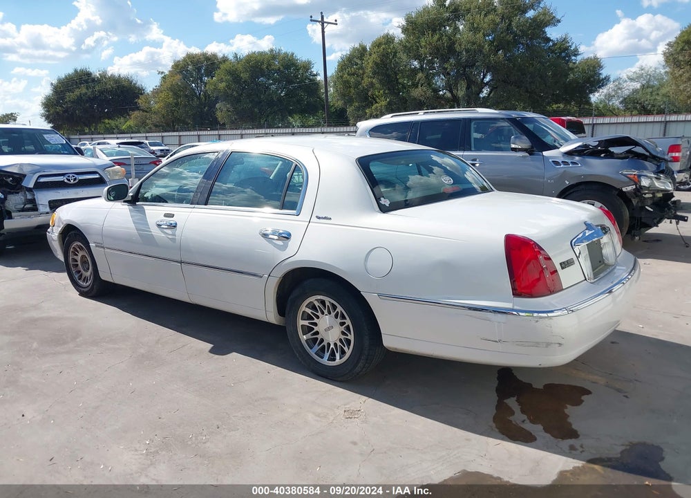 2001 LINCOLN TOWN CAR SIGNATURE VIN: 1LNHM82W31Y695421