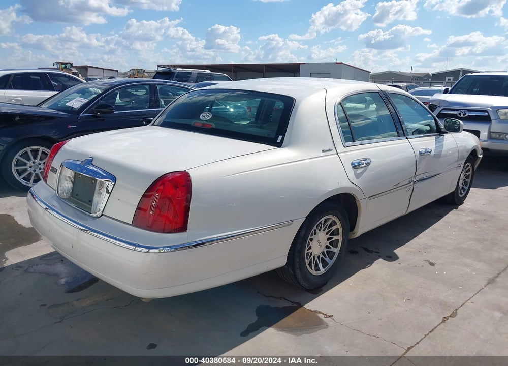 2001 LINCOLN TOWN CAR SIGNATURE VIN: 1LNHM82W31Y695421