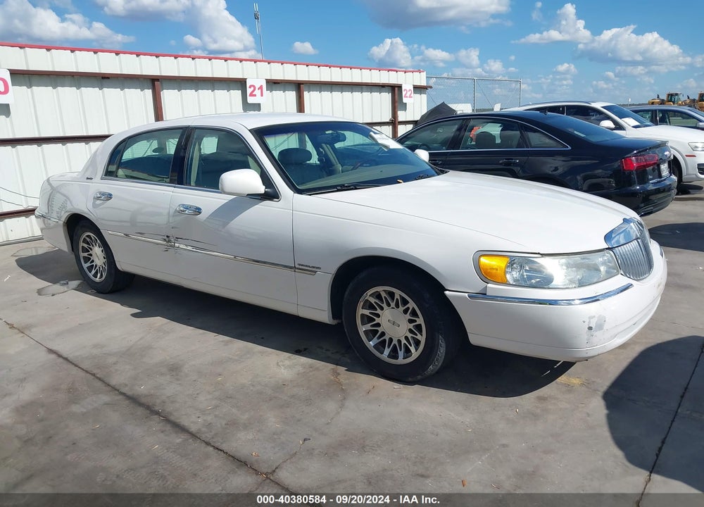 2001 LINCOLN TOWN CAR SIGNATURE VIN: 1LNHM82W31Y695421