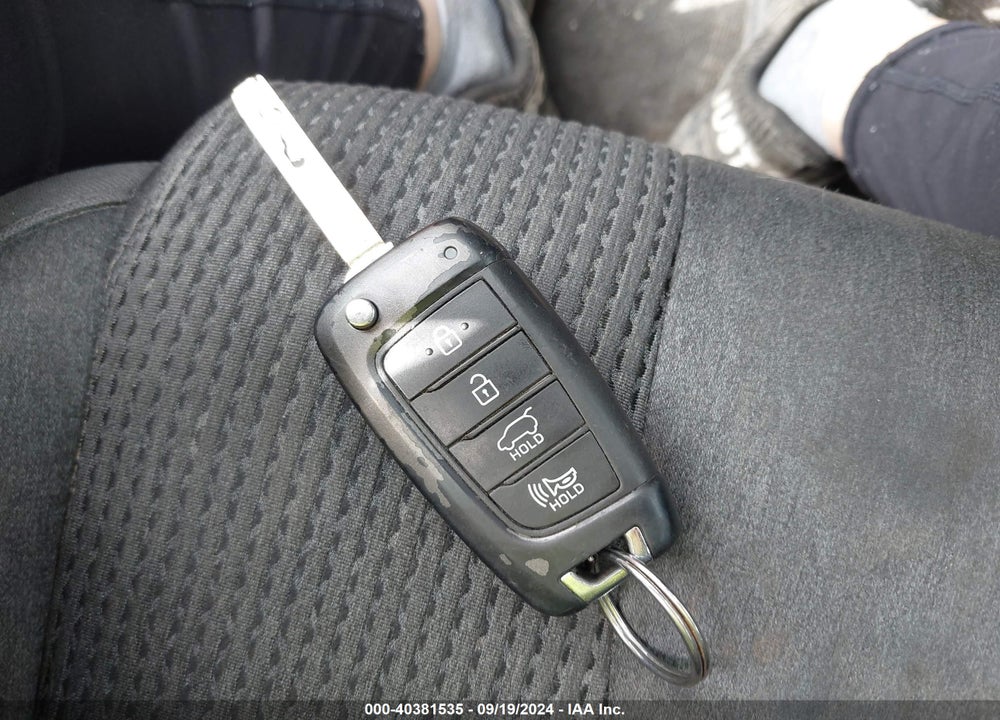 2019 HYUNDAI SANTA FE SE VIN: 5NMS23AD8KH107256
