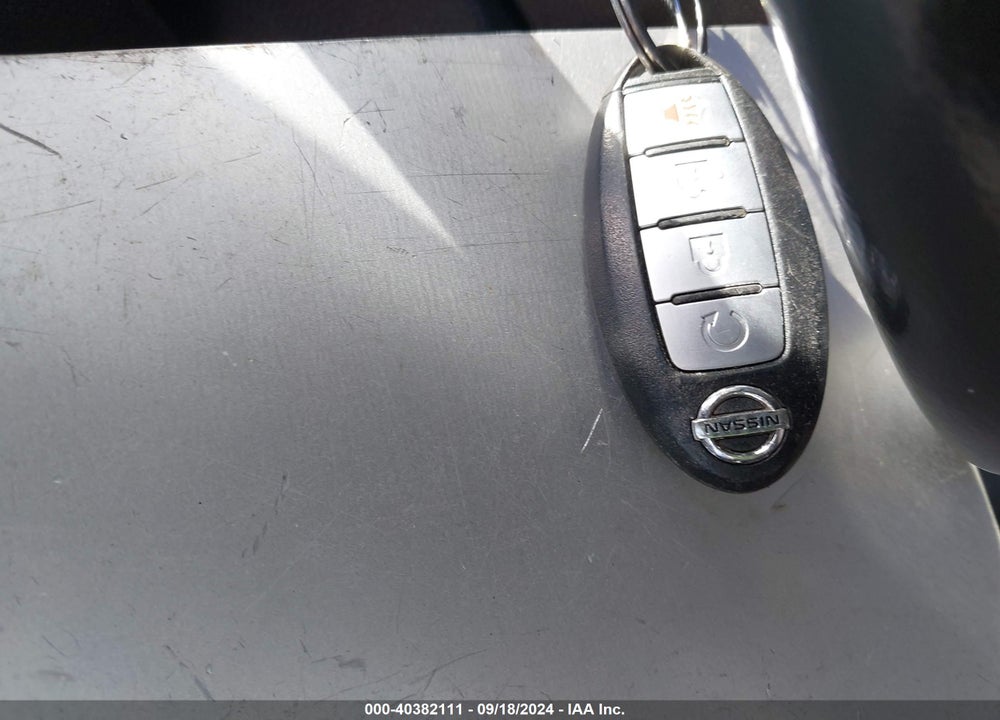 2017 NISSAN ROGUE SV VIN: KNMAT2MV0HP611890