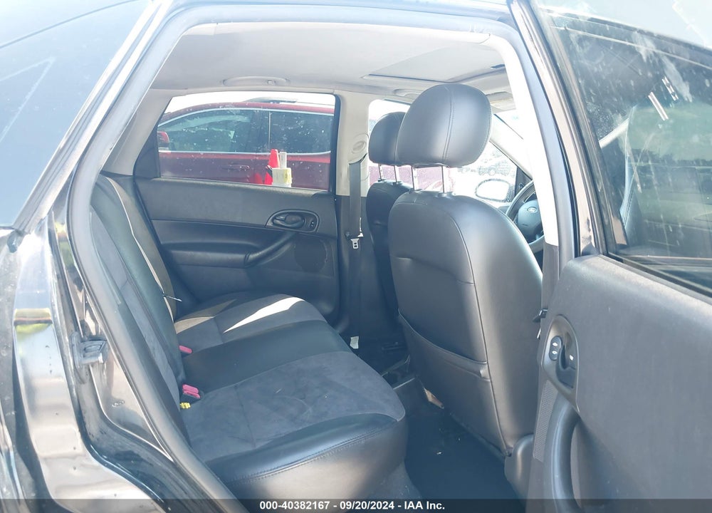 2005 FORD FOCUS ZX4 VIN: 1FAFP38ZX5W300505