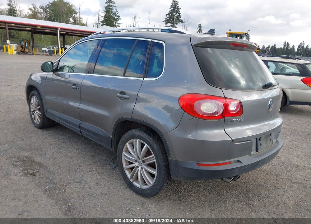 2011 VOLKSWAGEN TIGUAN SE VIN: WVGBV7AX7BW537233