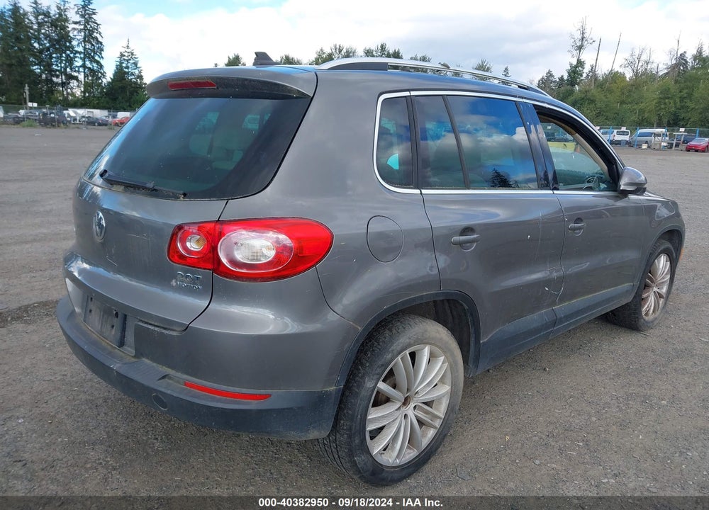 2011 VOLKSWAGEN TIGUAN SE VIN: WVGBV7AX7BW537233