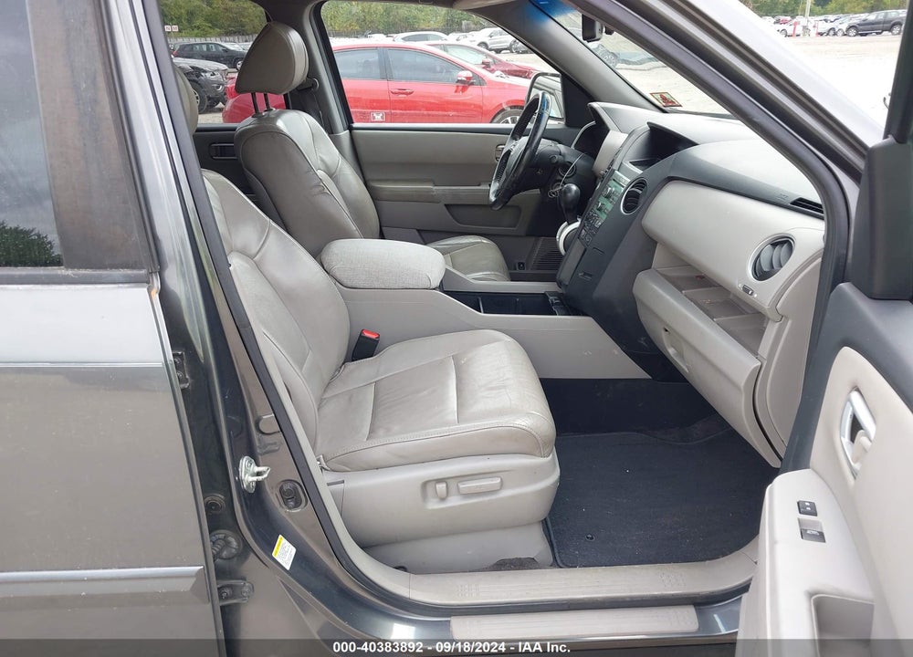 2011 HONDA PILOT EX-L VIN: 5FNYF4H51BB038186