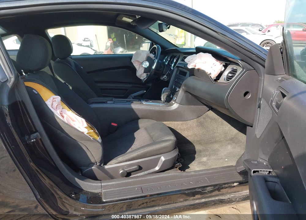 2014 FORD MUSTANG V6 VIN: 1ZVBP8AM4E5231205
