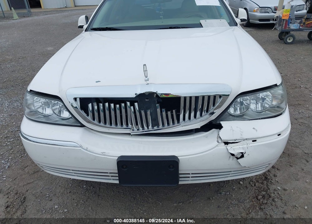 2008 LINCOLN TOWN CAR SIGNATURE LIMITED VIN: 2LNHM82V48X639263