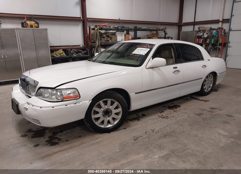 2008 LINCOLN TOWN CAR SIGNATURE LIMITED VIN: 2LNHM82V48X639263