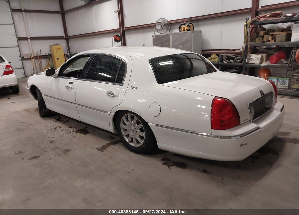2008 LINCOLN TOWN CAR SIGNATURE LIMITED VIN: 2LNHM82V48X639263