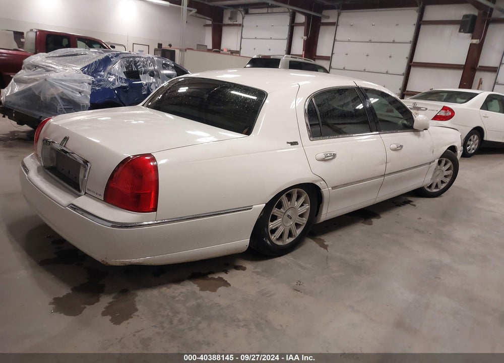 2008 LINCOLN TOWN CAR SIGNATURE LIMITED VIN: 2LNHM82V48X639263