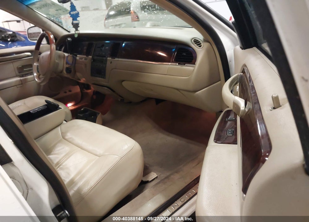 2008 LINCOLN TOWN CAR SIGNATURE LIMITED VIN: 2LNHM82V48X639263