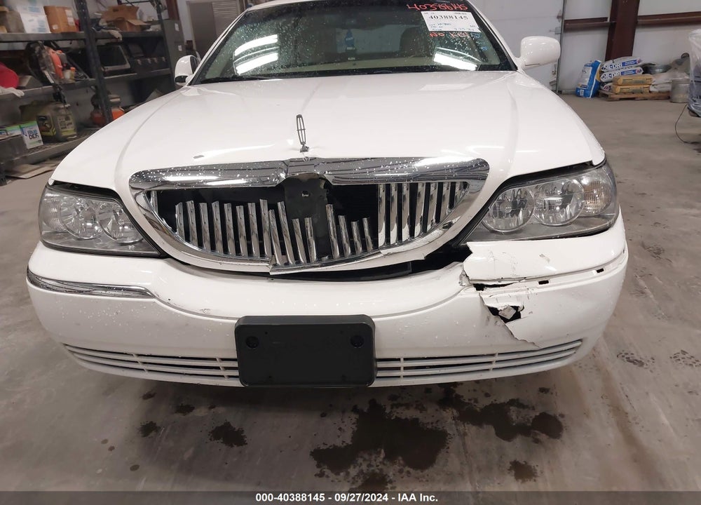 2008 LINCOLN TOWN CAR SIGNATURE LIMITED VIN: 2LNHM82V48X639263