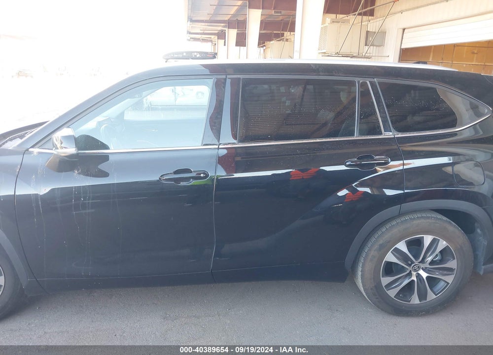 2022 TOYOTA HIGHLANDER XLE VIN: 5TDGZRAH7NS130083