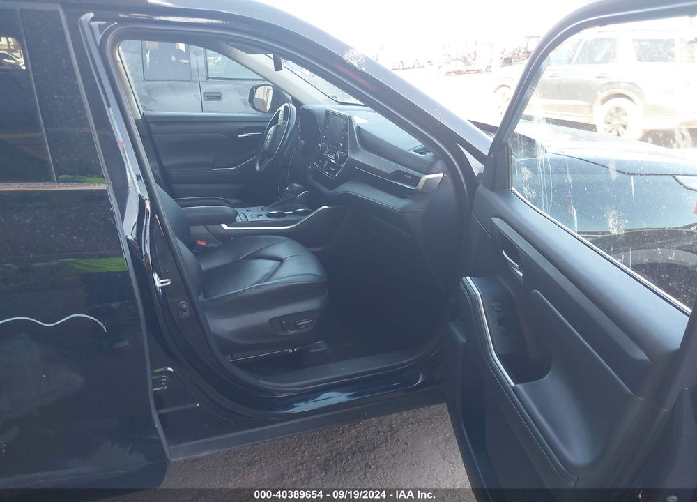 2022 TOYOTA HIGHLANDER XLE VIN: 5TDGZRAH7NS130083