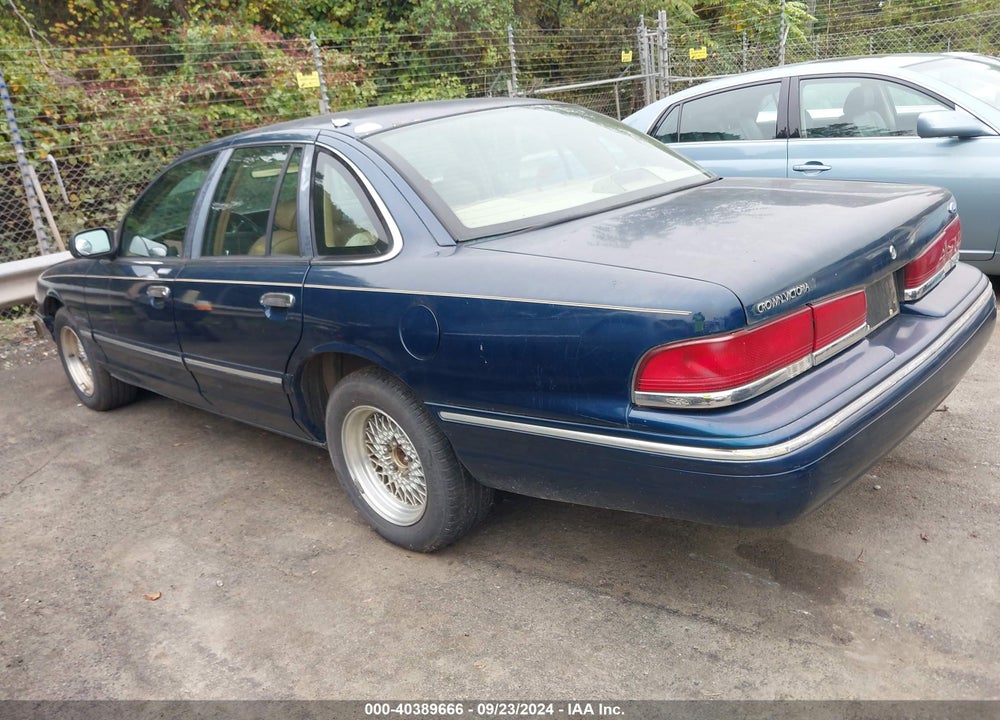 1995 FORD CROWN VICTORIA LX VIN: 2FALP74WXSX132290