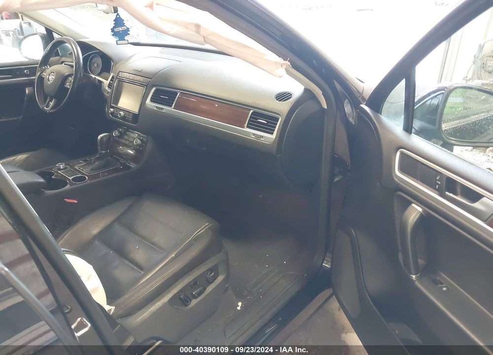 2016 VOLKSWAGEN TOUAREG VR6 LUX VIN: WVGEF9BP3GD010636