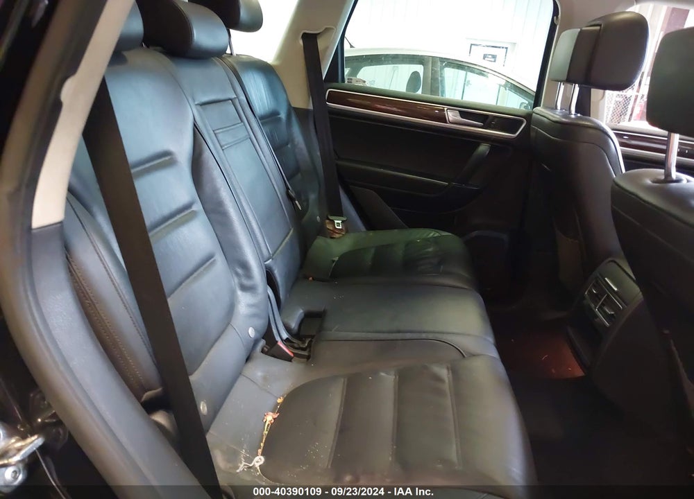 2016 VOLKSWAGEN TOUAREG VR6 LUX VIN: WVGEF9BP3GD010636