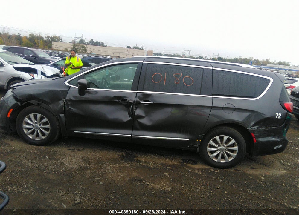 2019 CHRYSLER PACIFICA TOURING L VIN: 2C4RC1BG0KR550516