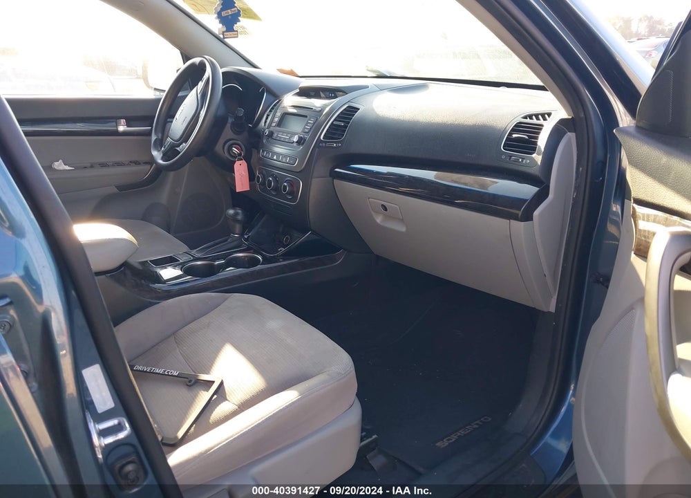 2014 KIA SORENTO LX VIN: 5XYKT3A61EG445031